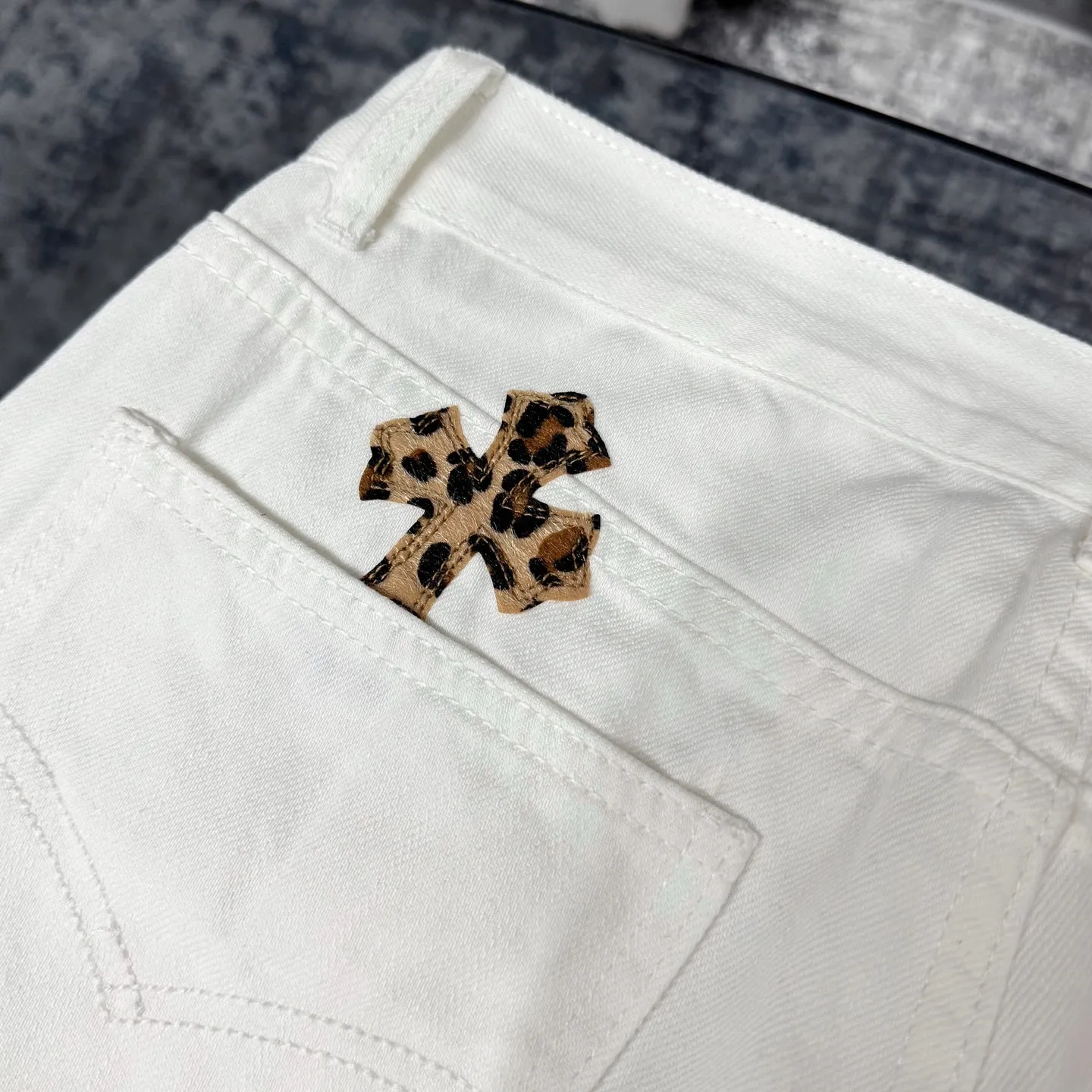 P250 Chrome Hearts｜CH Chrome Hearts 25SS high street jeans with leopard print and vintage graffiti paintings. Chrome Hearts are the most popular pants in color. Made of beaded canvas fabric, heavy washing makes the upper body of the fabric more textured and the pants are tall and straight! The three-dimensional cutting of the whole trousers is a masterpiece! The hardware is customized by zp. The beaded canvas fabric is thick and soft after being washed. It has good breathability. Customized small leather label. Unique design. The details are simple and elegant, and the workmanship is exquisite. The whole trousers are neatly routed and the details are in place! It’s so cool that both men and women can easily control the genderless trend! Color: White Size: 28 30 32 34